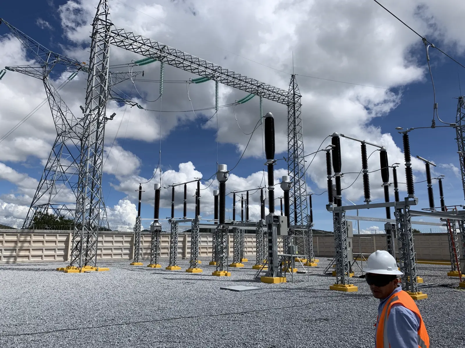 Equipo de electricistas certificados de UVIEMEX